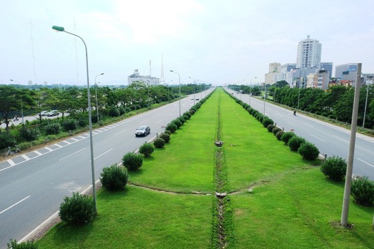 Hàng năm thành phố Hà Nội phải dành 53 tỷ đồng cho việc cắt cỏ, tỉa cây trên đoạn đường Đại Lộ Thăng Long.