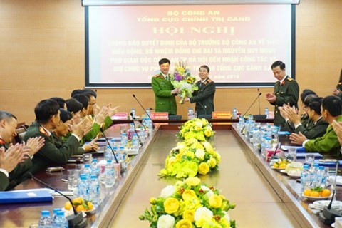 Trung tướng Trần Bá Thiều, Tổng cục trưởng Tổng cục Chính trị CAND tặng hoa chúc mừng đại tá Nguyễn Duy Ngọc (Ảnh Dân Việt)