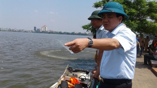Ngay sau khi có hiện tượng cá Hồ Tây chết hàng loạt, Chủ tịch UBND TP Nguyễn Đức Chung đã đi kiểm tra.