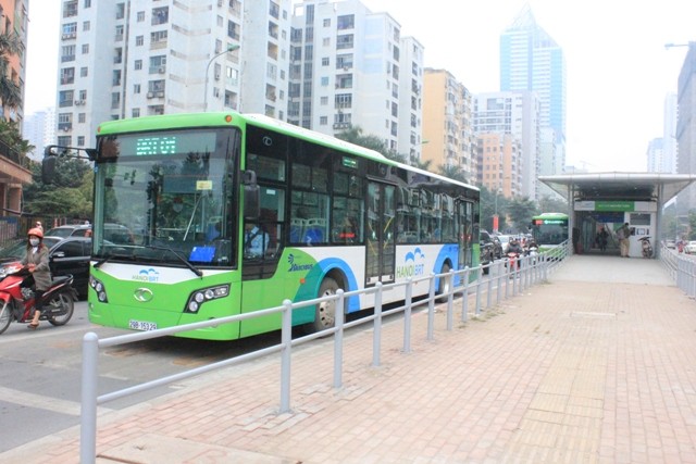 Hành khách đi xe buýt nhanh BRT vẫn tăng trong ngày đầu tiên thu vé.