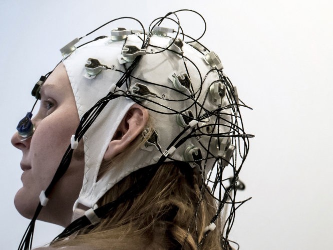 Chiếc mũ có gắn điện cực trong nghiên cứu truyền kiến thức trực tiếp vào não người - Ảnh: Telegraph