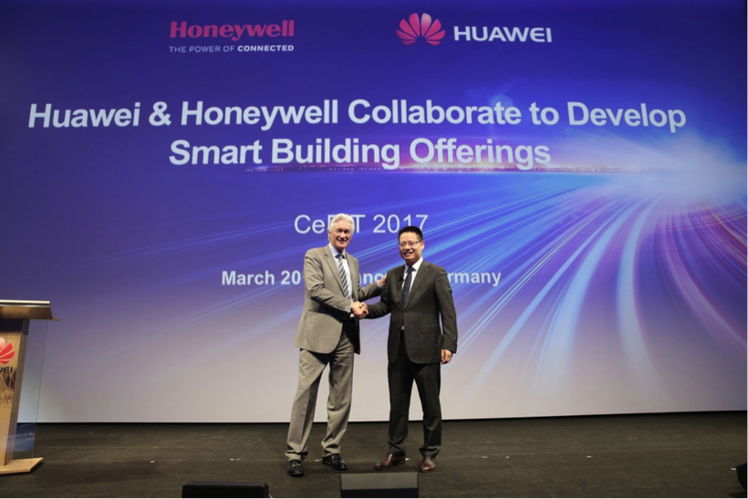 Đại diện Huawei và Honeywell tuyên bố hợp tác tại CeBIT (Đức).