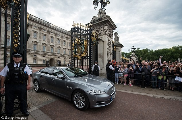 Chiếc Jaguar XJ bọc thép đã đưa Thủ tướng Anh.