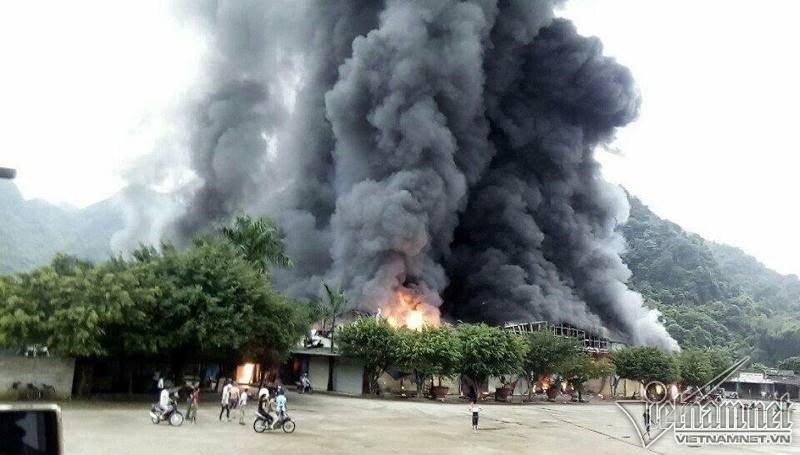 Cháy dữ dội chợ cửa khẩu Tân Thanh. Ảnh: Quỳnh Hương.