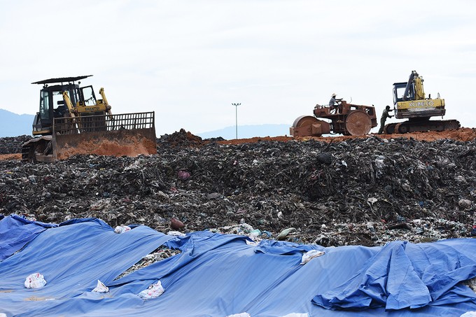 Khu xử lý chất thải rắn Xuân Sơn (thị xã Sơn Tây) là nơi tiếp nhận và xử lý rác lớn thứ 2 của TP Hà Nội (sau bãi rác Nam Sơn), với tổng khối lượng khoảng 1.000 tấn mỗi ngày đêm từ 13 đơn vị - Ảnh: VnExpress
