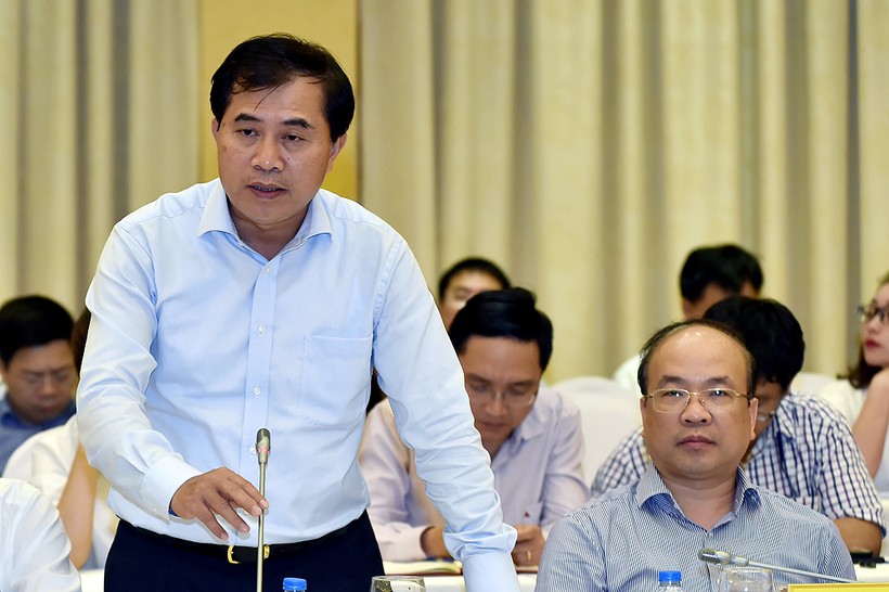 Thứ trưởng Bộ Xây dựng Lê Quang Hùng trả lời báo chí. Ảnh: VGP/Nhật Bắc