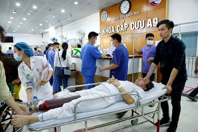 Bệnh nhân cấp cứu tại Bệnh viện Bạch Mai. (Ảnh: Dương Ngọc/TTXVN)