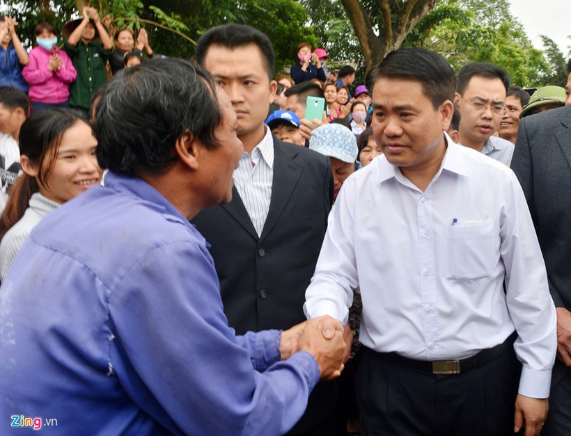 Chủ tịch UBND TP Hà Nội Nguyễn Đức Chung về thôn Hoành và có cuộc đối thoại trực tiếp dài 2 giờ với người dân Đồng Tâm. Ảnh Tiến Tuấn/ zing.vn