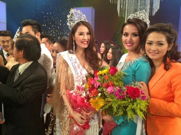 Quế Vân (đội vương miện bên trái) thi Hoa hậu người Việt Thế giới 2013 không giấy phép.