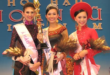 Hoa hậu Thùy Lâm và hai Á hậu Hoàng Yến (trái), Thiên Lý tại cuộc thi Hoa hậu Hoàn vũ Việt Nam 2008. Ảnh: Nhiêu Huy.
