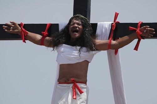 Một tín đồ mộ đạo tình nguyện đóng đinh trên thập giá để tỏ lòng thành kính tới chúa Giêsu