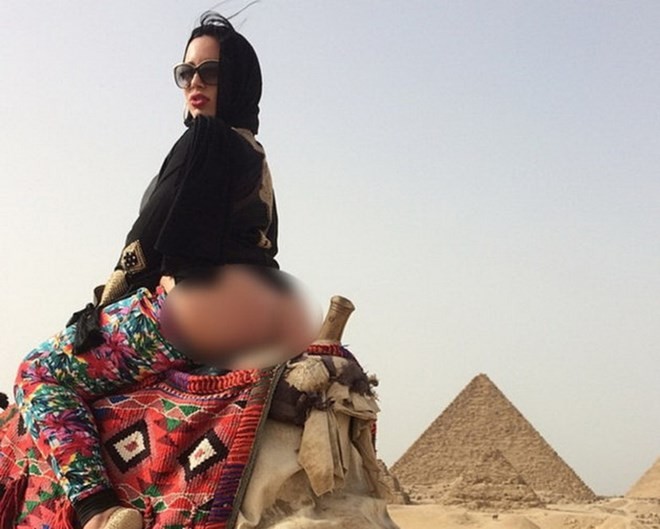 Ngôi sao phim người lớn Carmen De Luz đã tới Giza đã chụp bức hình khoe vòng 3 trên lưng lạc đà.