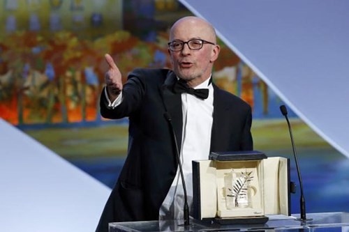 Đạo diễn Jacques Audiard với giải Cành cọ vàng - Ảnh: Reuters