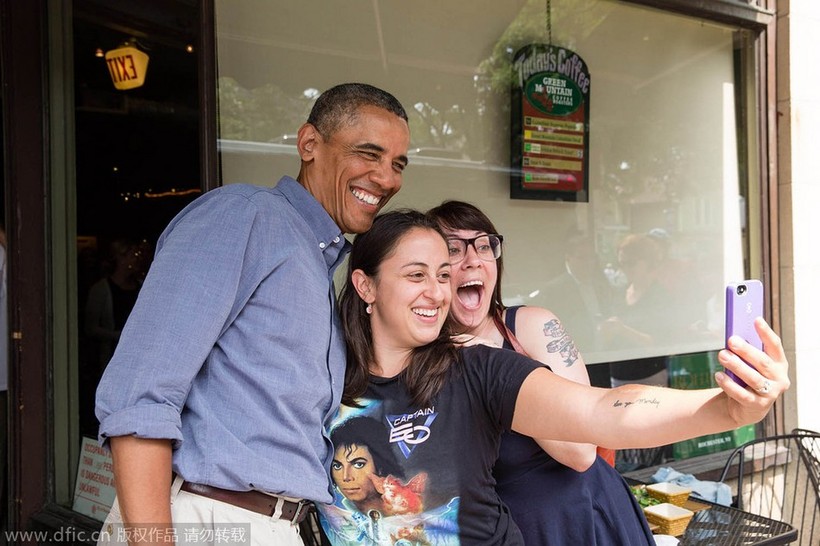 Tổng thống Obama chụp ảnh tự sướng với các fan nữ