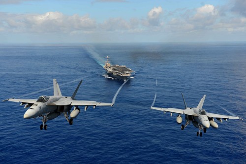 Chiến đấu cơ F/A-18 Super Hornet cất cánh từ tàu sân bay Mỹ. 