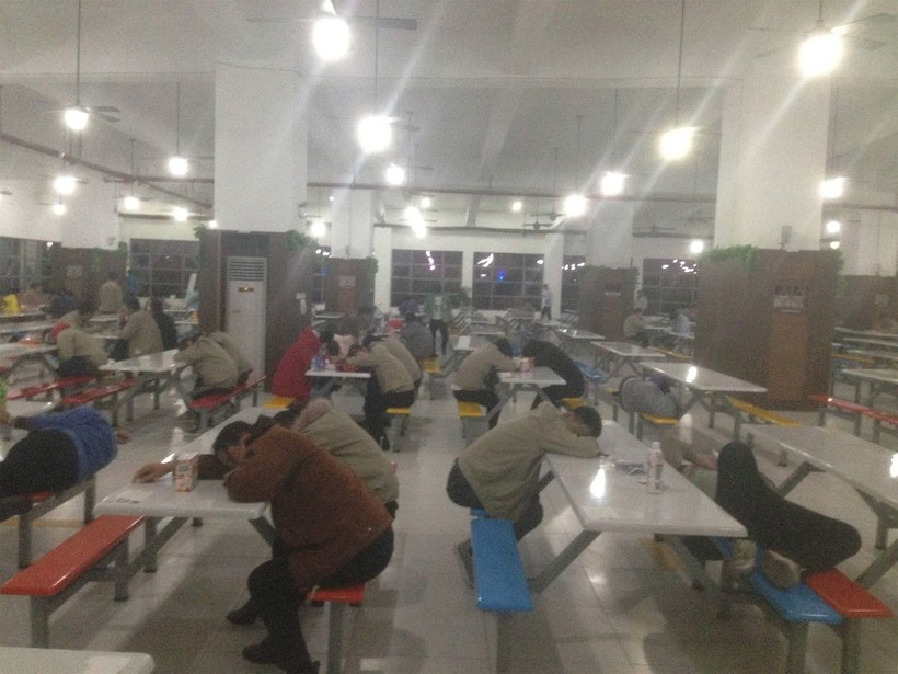 Công nhân kiệt sức sau giờ làm việc. Nguồn: China Labour Watch