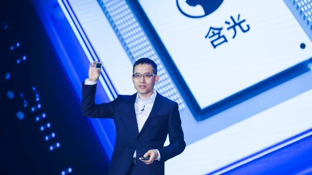 Jeff Zhang, Giám đốc Công nghệ của Alibaba đã tiết lộ chip AI đầu tiên công ty tự phát triển có tên Hanguang 800 tại Hội nghị điện toán Apsara vào ngày 25 tháng 9 năm 2019. Ảnh: CNBC
