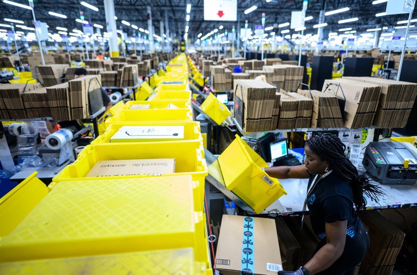 Amazon đang tận dụng các trung tâm mua sắm thua lỗ và biến chúng thành các trung tâm hoàn thiện đơn hàng. Ảnh: CNBC