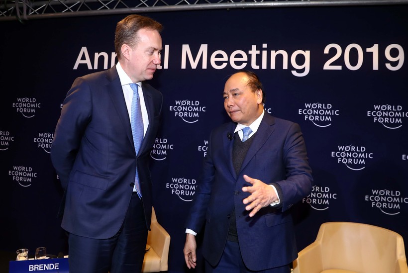 Thủ tướng Nguyễn Xuân Phúc và Chủ tịch WEF Borge Brende (Ảnh: TTXVN)