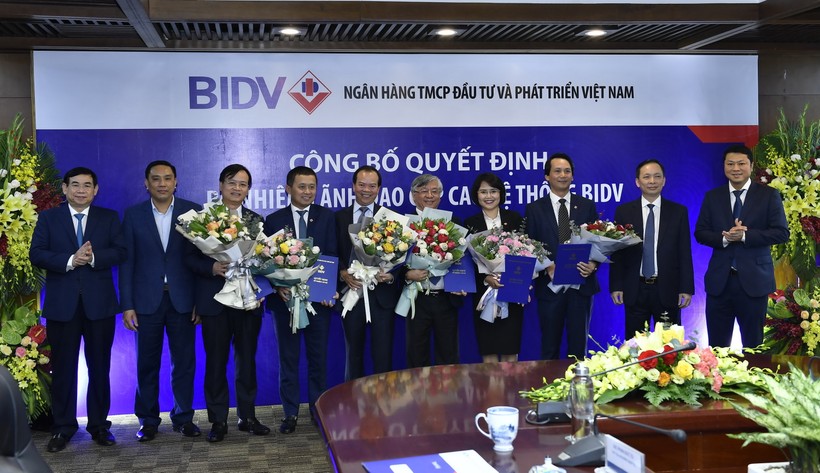 Lãnh đạo NHNN, Đảng ủy Khối DNTW và BIDV tặng hoa chúc mừng các thành viên mới của HĐQT, Ban Điều hành BIDV (Nguồn: BIDV)