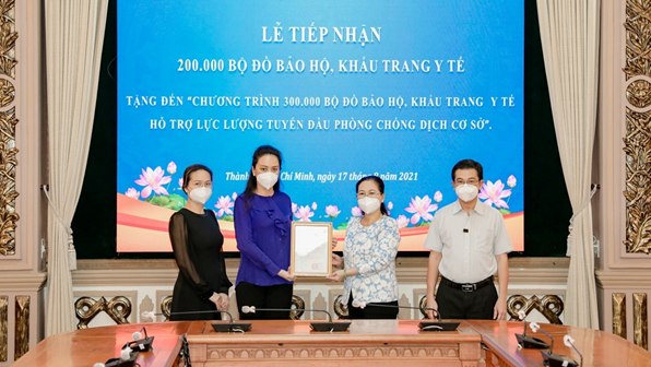 Chủ tịch HĐND TP. HCM Nguyễn Thị Lệ trao thư cám ơn Tập đoàn Vạn Thịnh Phát tại buổi lễ tiếp nhận diễn ra vào sáng ngày 17/8