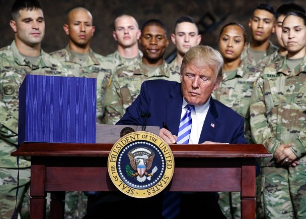 Tổng thống Donald Trump ký Luật ủy quyền quốc phòng  2019 tại căn cứ quân sự Fort Drum ở bang New York 