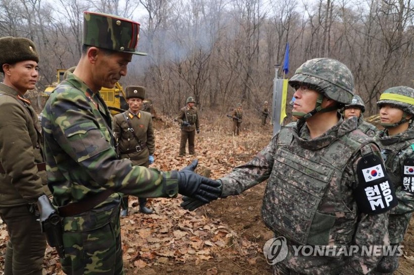 Quân đội Hàn Quốc và Triều Tiên bắt tay nhau sau khi con đường mới mở qua khu vực chiến sự ác liệt khi xưa được kết nối trên cao điểm ở Cholwon.