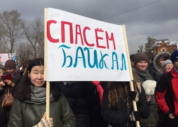 Người biểu tình chống xây dựng các nhà máy đóng chai nước, bảo vệ hồ Baikal.