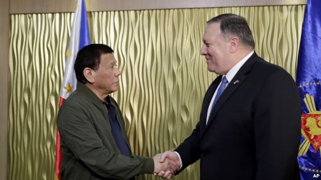 Ngoại trưởng Mỹ Mike Pompeo hung thăm Philippines đầu tháng 3 đã khẳng định Hiệp ước phòng thủ chung Mỹ - Philippines có thể áp dụng để bảo vệ tàu thuyền, máy bay và đảo bãi của Philippines nếu bị nước khác tiến công