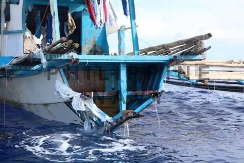 Chiếc tàu cá của Philippines bị tàu Trung Quốc đâm vỡ đuôi rồi lật nghiêng và chìm đêm 9/6.