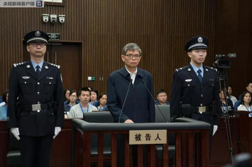 Ton Ba bị Tòa án trung cấp thành phố Thượng Hải xét xử không công khai về tội nhận hối lộ và lạm dụng quyền lực