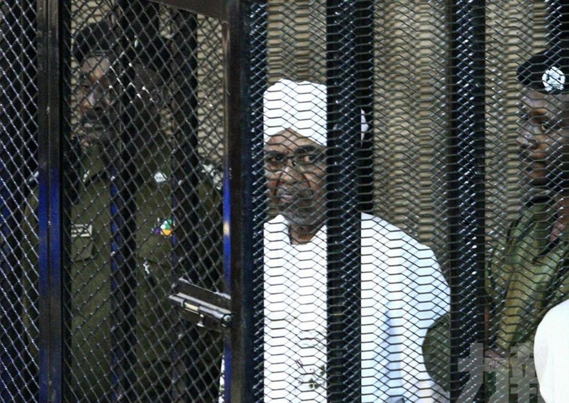 Cựu Tổng thống Sudan Omar al-Bashir ra tòa hôm 31/8 vì bị cáo buộc tội tham nhũng . (Ảnh: Exmoo)