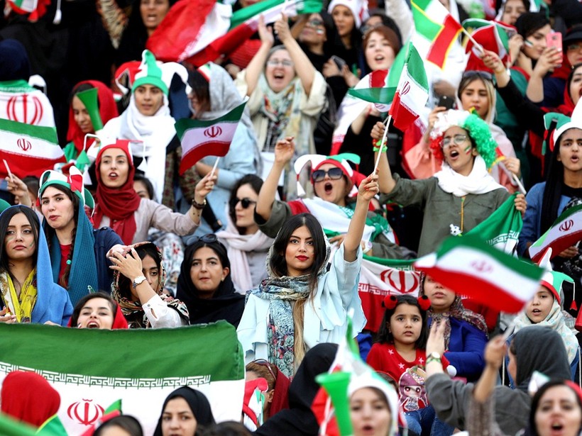 Lần đầu tiên sau 40 năm, hơn 3.500 nữ cổ động viên Iran đã được phép vào sân xem thi đấu môn bóng đá nam. Ảnh: VCG/Đa Chiều