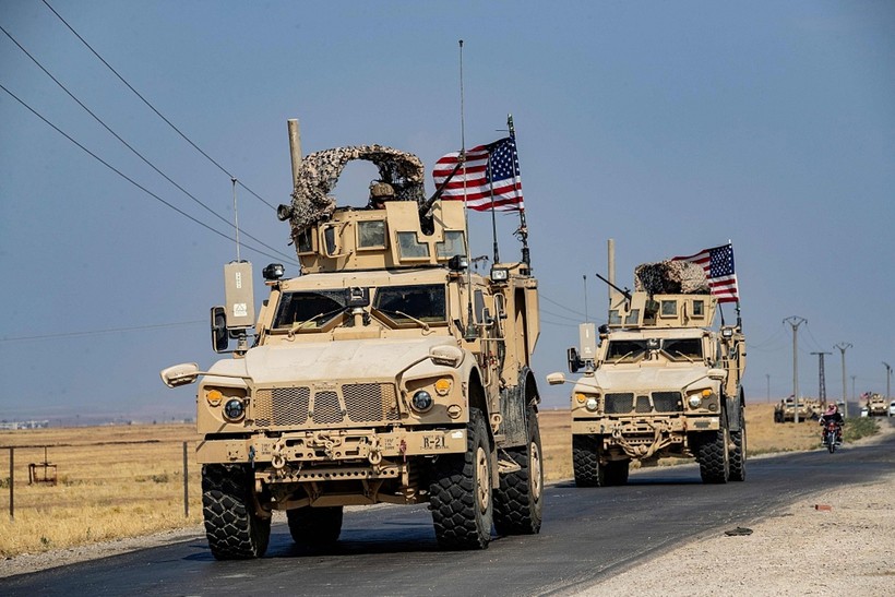 Đoàn xe của quân đội Mỹ vượt qua biên giới Iraq tiến vào Đông Bắc Syria để "bảo vệ các mỏ dầu".
