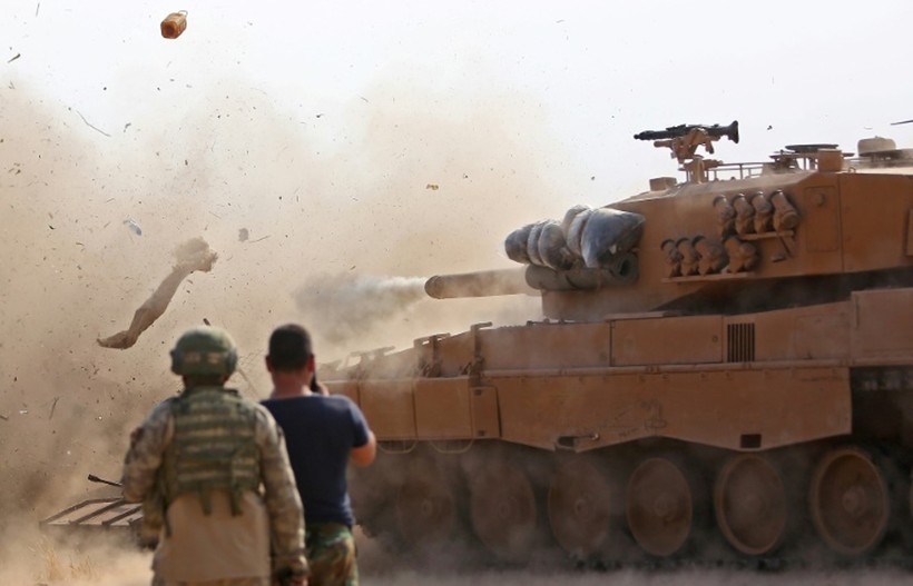 Xe tăng quân đội Thổ Nhĩ Kỳ nã đạn vào quân đội chính phủ Syria trong vụ đụng độ ngày 29/10.