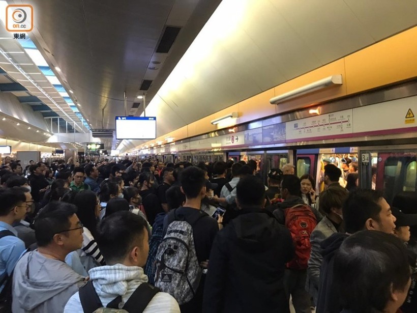 Hôm nay các nhà ga, bến tàu ở Hồng Kông đều chật cứng người khi hoạt động trở lại. Ảnh: Đông Phương.