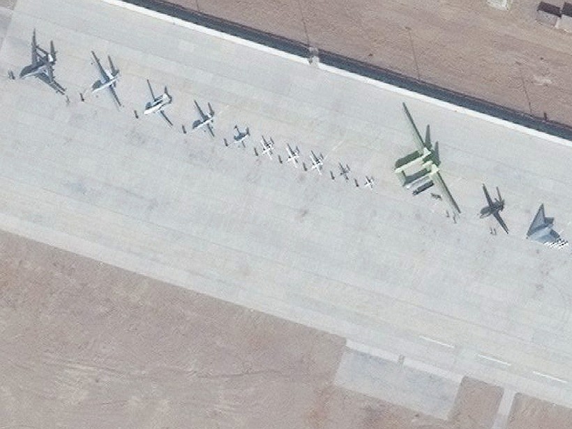 Ảnh vệ tinh cho thấy dãy các máy bay không người lái của Trung Quốc xếp hàng trên đường băng căn cứ Malan ở Tân Cương. Ảnh: Đa Chiều