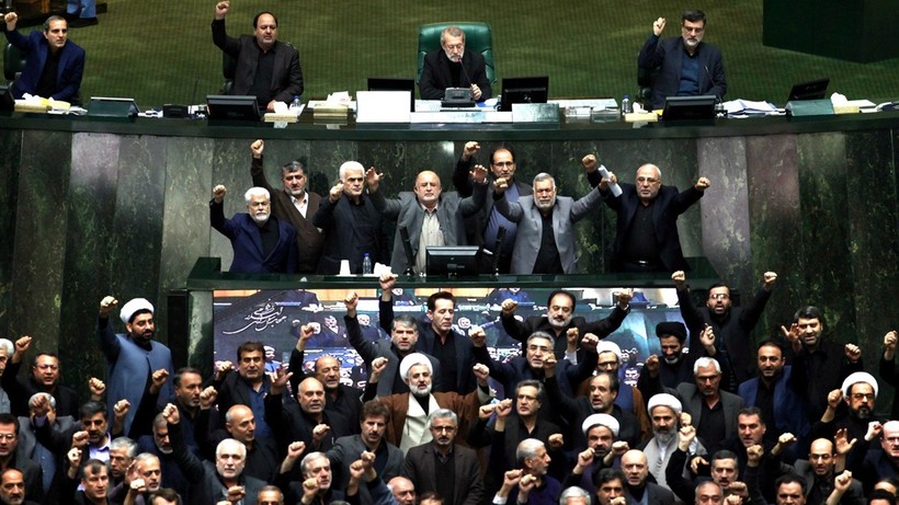 Các nghị sĩ Quốc hội Iran hô khẩu hiệu chống Mỹ sau khi phê chuẩn đạo luật coi toàn bộ quân đội Mỹ là tổ chức khủng bố. (Ảnh: AP).