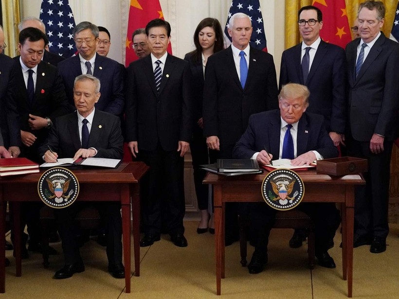 Ngày 15/1, tại Nhà Trắng, hai ông Donald Trump và Lưu Hạc đã ký hiệp định thương mại Mỹ - Trung giai đoạn đầu, nhưng giới truyền thông cho rằng các vấn đề gay cấn nhất trong quan hệ kinh tế, thương mại hai bên chưa được giải quyết (Ảnh: Reuters)