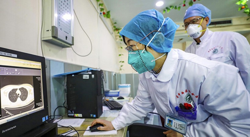 Các nhân viên y tế Trung Quốc theo dõi tình trạng người bệnh (Ảnh: Guan cha)
