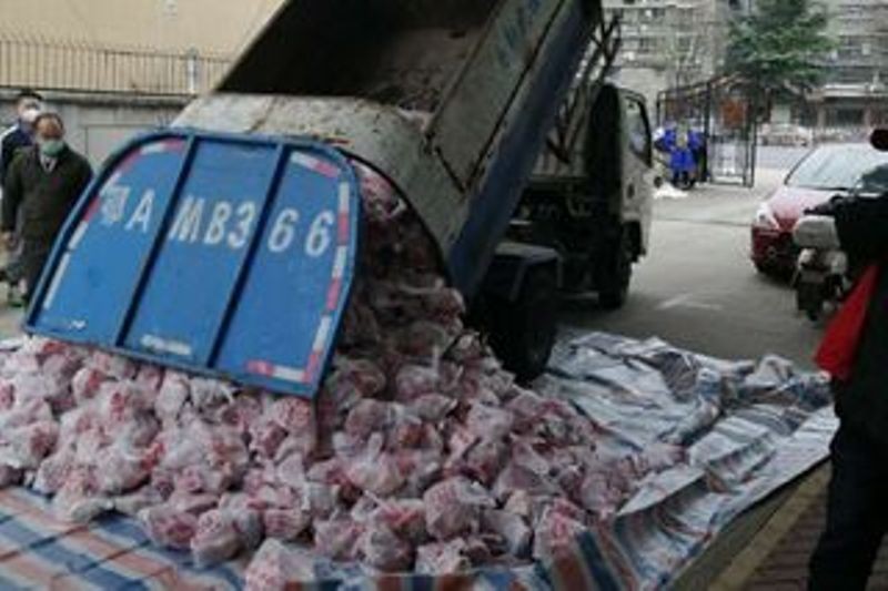 Hình ảnh xe chở rác tự đổ chở thịt giá rẻ đến phân phối cho dân chúng (Ảnh: Weibo).