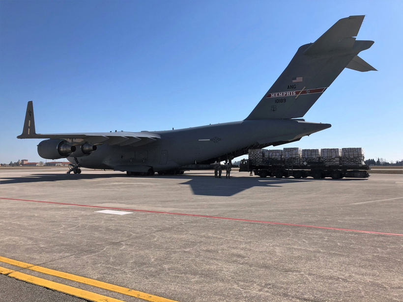 Chiếc C-17 đang dỡ hàng tại sân bay Memphis (Ảnh: Guancha).