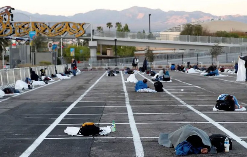 Hình ảnh người vô gia cư cách ly ngủ trên nền bãi đỗ xe khiến cộng đồng mạng Mỹ bất bình (Ảnh: Guancha)