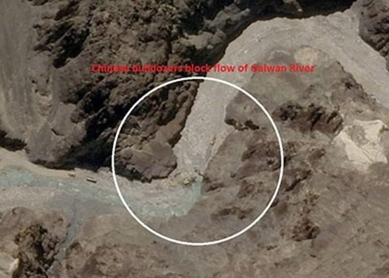 Hình ảnh chụp từ vệ tinh cho thấy Trung Quốc đã đưa xe ủi đến khu vực tranh chấp để xây dựng các cấu trúc quân sự (Ảnh: Đa Chiều).