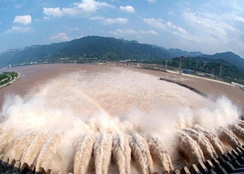 Mưa lớn ở khắp ba vùng thượng, trung và hạ lưu sông Dương Tử gây ngập lụt nặng ở Trung Quốc và dấy lên nỗi lo về vỡ đập Tam Hiệp (Ảnh: Đông Phương).