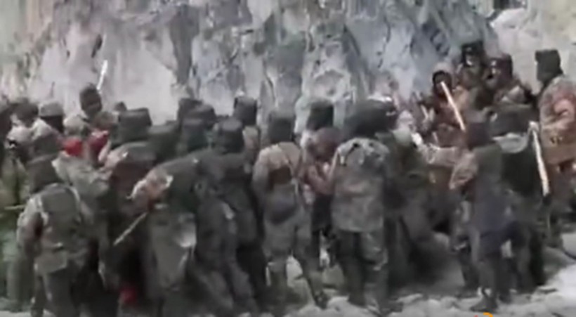 Hình ảnh trong video về vụ ẩu đả giữa lính hai bên Trung - Ấn ở thung lũng sông tại Ladakh (Ảnh: Đa Chiều).