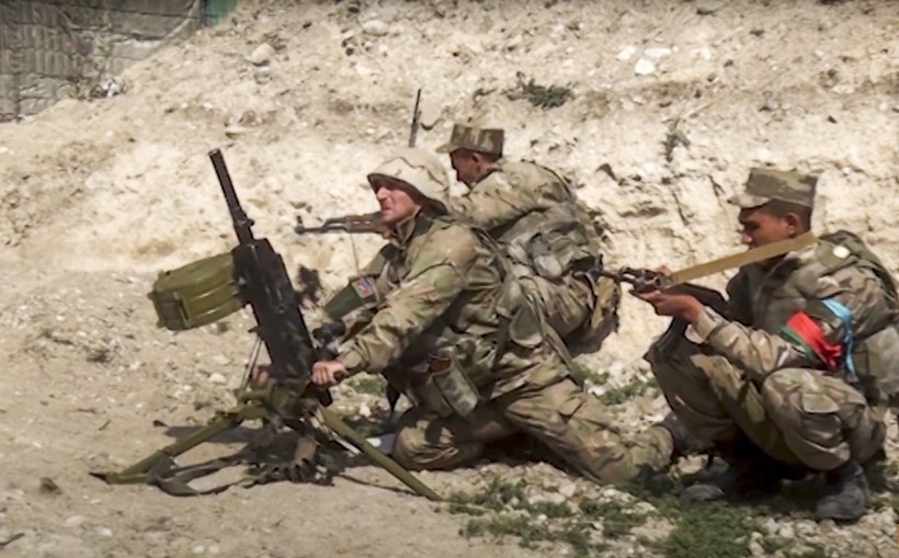 Lính Azerbaijan tại mặt trận nã súng phóng lựu vào quân đội Armenia (Ảnh: Reutrs).