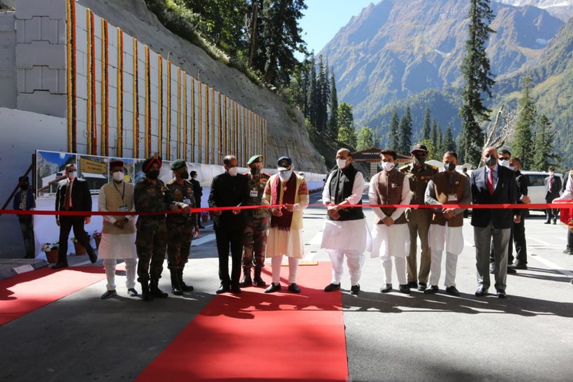 Thủ tướng Modi và các quan chức Ấn Độ cắt băng khánh thành đường hầm chiến lược nối thông nội địa với vùng Ladakh đang có tranh chấp với Trung Quốc (Ảnh: Đa Chiều).