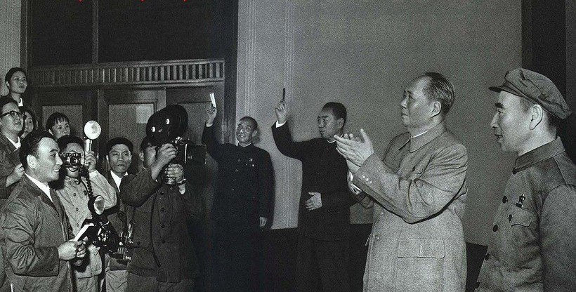 Hai ông Mao Trạch Đông và Lâm Bưu tiếp đoàn kịch Nhật Bản sang Trung Quốc biểu diễn năm 1967 (Ảnh: Renminhuabao).