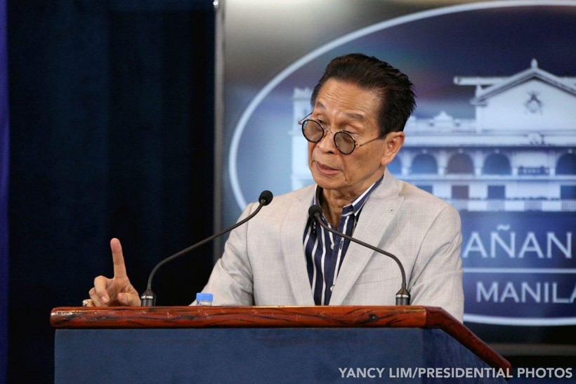 Ông Salvador Panelo, Cố vấn pháp lý của Tổng thống Philippines Duterte cảnh báo Trung Quốc về việc tập kết lâu dài các tàu dân quân ở Ba Đầu (Ảnh: Ptvnews).